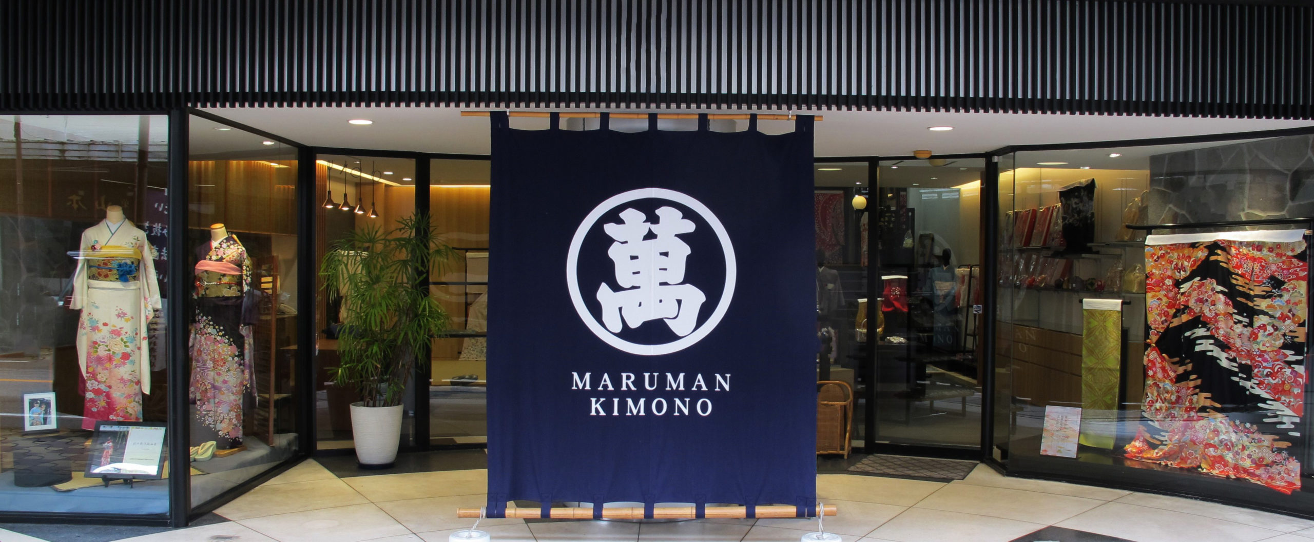 お問い合わせ・ご来店予約見学・ご試着も大歓迎。個性いっぱいのラインナップでお待ちしております。