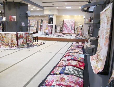 丸萬の店内(2階・振袖フロア)
