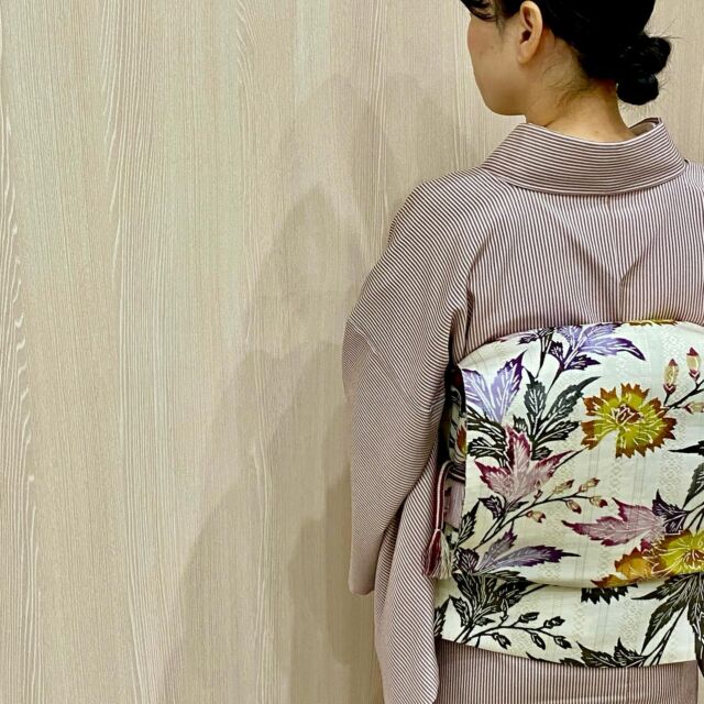 ・
若女将コーディネート
・
洗える着物「東レシルック」に博多織江戸紅型の帯を。
少し秋らしさを意識🍂

・
丸萬は「東レシルック取扱店」です。
東レシルックはご自宅の洗濯機で洗える着物。
・お茶をされている方
・着物をよく着る方
・気軽に着物を着たい方
などにおすすめです。
価格も2万円代〜ご用意しております。
小紋、付下げ、色無地などラインアップも豊富です。

コーディネートのご相談も受け付けておりますので、お気軽にご相談くださいませ。

♩.•*¨*•.¸¸ ♩.•*¨*•.¸¸ ♩.•*¨*•.¸¸

丸萬では、お着物選びやご相談等に関して、事前のご来店予約をお薦めおります。お電話からは営業時間内(10:00〜18:00)、webからは24h受け付けております。ご理解、ご協力の程よろしくお願い致します。

| 例えば…
◽︎持ってる着物に合う帯を見つけたい
◽︎お祝いの席にはどういう着物が良いのかな
◽︎お洒落なコーディネートがイマイチ分からない
◽︎小紋や紬、着物でお出かけしたい
◽︎譲り受けた着物をお直して着たい

など、お客様の着物に関するお困り事やモヤモヤの解決も喜んでお手伝いさせて頂きます❀

| 着付け教室、開催中です𖤣𖥧𖥣𖡡𖥧𖤣
丸萬の着付け教室は全8回、約３ヶ月で着物が着られるを目指す教室です。
マンツーマンで随時開催しておりますので詳しくは当店HPをご覧くださいませ。

 - ‎INFORMATION ❀´ -
栃木市倭町6-8 [蔵の街並み・うずま川すぐ]
■ 営業時間| 10:00-18:00
■ 定休日| (月),第1.3(火)
■ TEL | 0282-23-0553

#丸萬 #まるまん #wakuracafe #ワクラカフェ #栃木県 #栃木市 #栃木着物 #栃木市着物 #小山市着物 #壬生町着物 #鹿沼市着物 #下野市着物 #佐野市着物 #宇都宮着物 #着付 #着付け #栃木着付け教室 #栃木市着付け教室 #着物好きな人と繋がりたい  #着物コーディネート #着物コーデ
#東レシルック #洗える着物