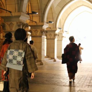 ,
紅葉だけではなく歴史ある建物や安田講堂などを見て歩き、自然に癒される素敵な時間でした☺️

三四郎池にも行ってみようと思っていましたが、想像以上に敷地が大きくて断念しました😅

♩.•*¨*•.¸¸ ♩.•*¨*•.¸¸ ♩.•*¨*•.¸¸

丸萬では、お着物選びやご相談等に関して、事前のご来店予約をお薦めおります。お電話からは営業時間内(10:00〜18:00)、webからは24h受け付けております。ご理解、ご協力の程よろしくお願い致します。

| 例えば…
◽︎持ってる着物に合う帯を見つけたい
◽︎お祝いの席にはどういう着物が良いのかな
◽︎お洒落なコーディネートがイマイチ分からない
◽︎小紋や紬、着物でお出かけしたい
◽︎譲り受けた着物をお直して着たい

など、お客様の着物に関するお困り事やモヤモヤの解決も喜んでお手伝いさせて頂きます❀

| 着付け教室、開催中です𖤣𖥧𖥣𖡡𖥧𖤣
丸萬の着付け教室は全8回、約３ヶ月で着物が着られるを目指す教室です。
２月、５月、９月スタートで開催しておりますので詳しくは当店HPをご覧くださいませ。

#丸萬 #栃木県 #栃木市 #栃木着物 #栃木市着物 #着付 #着付け #栃木着付け教室 #栃木市着付け教室 #着物好きな人と繋がりたい  #着物コーディネート #着物コーデ #着物でお出かけ #東京大学 #東大いちょう並木