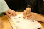 ,
今日から3日間で「ほっこりかわいい着物と帯展」を
開催しております。

今回は手彫木版染の着物や帯もご覧いただくことができます。

作家さんの三原陽子さんに長野からお越しいただいて実際に木版染めの体験も行うことができます✨
ハンカチや巾着、足袋に好きな柄をスタンプしてお客様オリジナルな物を作っていきます☺️

体験していただいている方には
木版染めの繊細さに感動してくださっておりました。

ぜひ、皆様に木版染めの体験を
楽しんでいただければと思います✨

♩.•*¨*•.¸¸ ♩.•*¨*•.¸¸ ♩.•*¨*•.¸¸

丸萬では、お着物選びやご相談等に関して、事前のご来店予約をお薦めおります。お電話からは営業時間内(10:00〜18:00)、webからは24h受け付けております。ご理解、ご協力の程よろしくお願い致します。

| 例えば…
◽︎持ってる着物に合う帯を見つけたい
◽︎お祝いの席にはどういう着物が良いのかな
◽︎お洒落なコーディネートがイマイチ分からない
◽︎小紋や紬、着物でお出かけしたい
◽︎譲り受けた着物をお直して着たい

など、お客様の着物に関するお困り事やモヤモヤの解決も喜んでお手伝いさせて頂きます❀

| 着付け教室、開催中です𖤣𖥧𖥣𖡡𖥧𖤣
丸萬の着付け教室は全8回、約３ヶ月で着物が着られるを目指す教室です。
２月、５月、９月スタートで開催しておりますので詳しくは当店HPをご覧くださいませ。

#丸萬 #栃木県 #栃木市 #栃木着物 #栃木市着物 #着付 #着付け #栃木着付け教室 #栃木市着付け教室 #着物好きな人と繋がりたい  #着物コーディネート #着物コーデ #木版染め　#着物 #帯