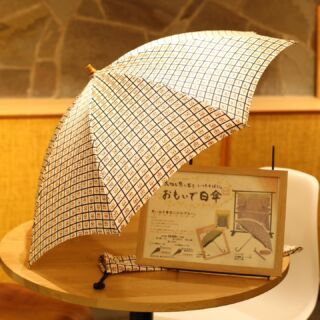 ,
丸萬では着物のこと全般お受けしております。

最近では着物リメイクも承っております。

今回はお客様でご注文承りましたのは
「日傘」
素敵に出来上がってまいりましたのでご紹介させていただければと思います✨

日傘は着なくなったお着物で
取手も選べます🌱
傘カバーも一緒にご準備できます。
世界に一つの日傘が出来上がりました☺️

着なくなった着物、、、
でも、思い出の着物だから何かの形では残したい

というお客様の思いを受けて
いろいろなリメイク商品も
今後ご紹介していきたいと思います。

♩.•*¨*•.¸¸ ♩.•*¨*•.¸¸ ♩.•*¨*•.¸¸

丸萬では、お着物選びやご相談等に関して、事前のご来店予約をお薦めおります。お電話からは営業時間内(10:00〜18:00)、webからは24h受け付けております。ご理解、ご協力の程よろしくお願い致します。

| 例えば…
◽︎持ってる着物に合う帯を見つけたい
◽︎お祝いの席にはどういう着物が良いのかな
◽︎お洒落なコーディネートがイマイチ分からない
◽︎小紋や紬、着物でお出かけしたい
◽︎譲り受けた着物をお直して着たい

など、お客様の着物に関するお困り事やモヤモヤの解決も喜んでお手伝いさせて頂きます❀

| 着付け教室、開催中です𖤣𖥧𖥣𖡡𖥧𖤣
丸萬の着付け教室は全8回、約３ヶ月で着物が着られるを目指す教室です。
２月、５月、９月スタートで開催しておりますので詳しくは当店HPをご覧くださいませ。

#丸萬 #栃木県 #栃木市 #栃木着物 #栃木市着物 #着付 #着付け #栃木着付け教室 #栃木市着付け教室 #着物好きな人と繋がりたい  #着物リメイク #着物リメイク日傘 #着物日傘
