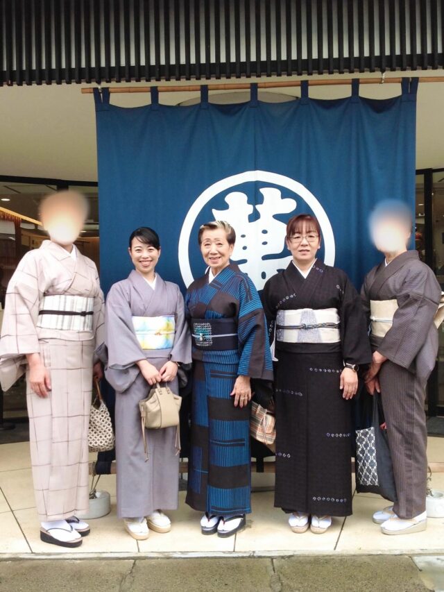 ,
ご紹介していたアクアリウムへのお出かけの続き♪

お出かけの当日は少し蒸し暑くなる予報でしたので
みんな単衣の着物に☺️

見た目も涼しげなコーディネートや
金魚と光のアクアリウムに合わせて
金魚の帯留をしたりと
それぞれのコーディネートも素敵でした💓

ランチも銀座の「銀波」さんで🌱
日本料理とお酒が楽しめるお店で
女性同士のお話もとても楽しかったです😊

♩.•*¨*•.¸¸ ♩.•*¨*•.¸¸ ♩.•*¨*•.¸¸

丸萬では、お着物選びやご相談等に関して、事前のご来店予約をお薦めおります。お電話からは営業時間内(10:00〜18:00)、webからは24h受け付けております。ご理解、ご協力の程よろしくお願い致します。

| 例えば…
◽︎持ってる着物に合う帯を見つけたい
◽︎お祝いの席にはどういう着物が良いのかな
◽︎お洒落なコーディネートがイマイチ分からない
◽︎小紋や紬、着物でお出かけしたい
◽︎譲り受けた着物をお直して着たい

など、お客様の着物に関するお困り事やモヤモヤの解決も喜んでお手伝いさせて頂きます❀

| 着付け教室、開催中です𖤣𖥧𖥣𖡡𖥧𖤣
丸萬の着付け教室は全8回、約３ヶ月で着物が着られるを目指す教室です。

#丸萬 #栃木県 #栃木市 #栃木着物 #栃木市着物 #着付 #着付け #栃木着付け教室 #栃木市着付け教室 #着物好きな人と繋がりたい  #着物コーディネート #着物コーデ